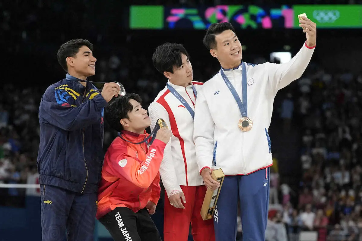 【画像・写真】中国と台湾選手が仲良く表彰台　握手、談笑する姿がネットでも話題「これこそオリンピック、素晴らしい」