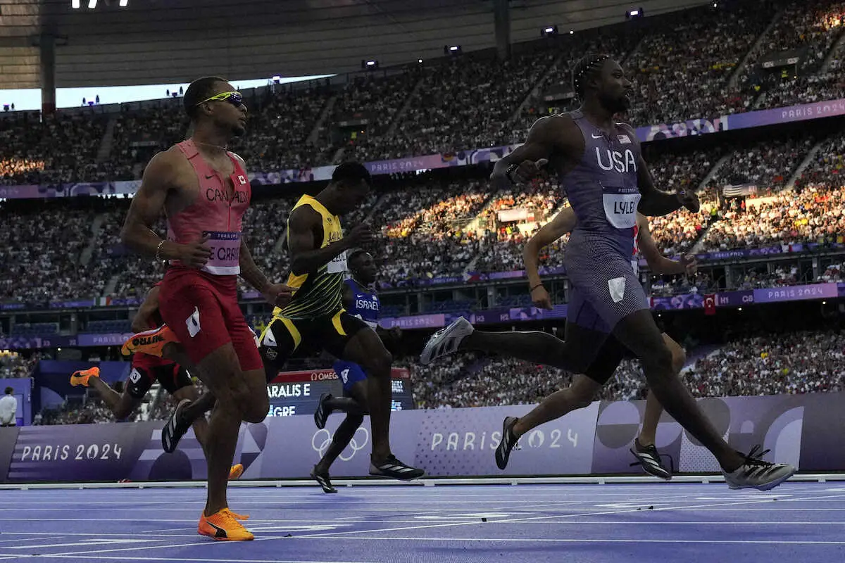 【画像・写真】200メートル予選で1着となったライルズ（右）（AP）