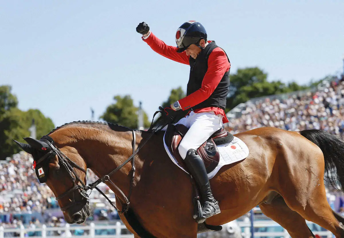 【画像・写真】障害馬術個人予選の競技を終え、ガッツポーズするハーゼ柴山崇（共同）