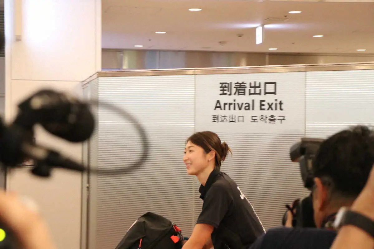 【画像・写真】池江璃花子が笑顔の帰国「自分の可能性を信じ続けて4年後へ再始動」レース後に医務室搬送も元気な姿