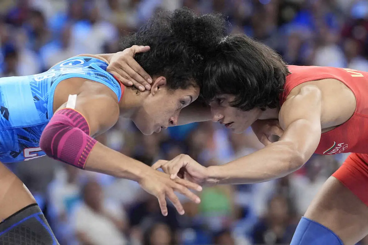 【画像・写真】決勝進出を決めたレスリング女子50キロ級のビネシュ・ビネシュ（右、インド）（AP）