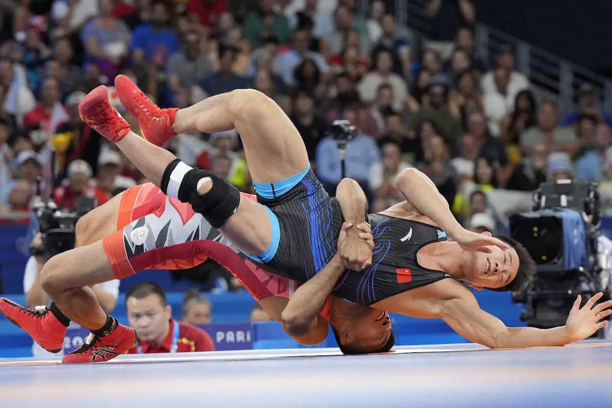 【画像・写真】男子グレコローマンスタイル60キロ級で金メダルを獲得した文田（下）（AP）