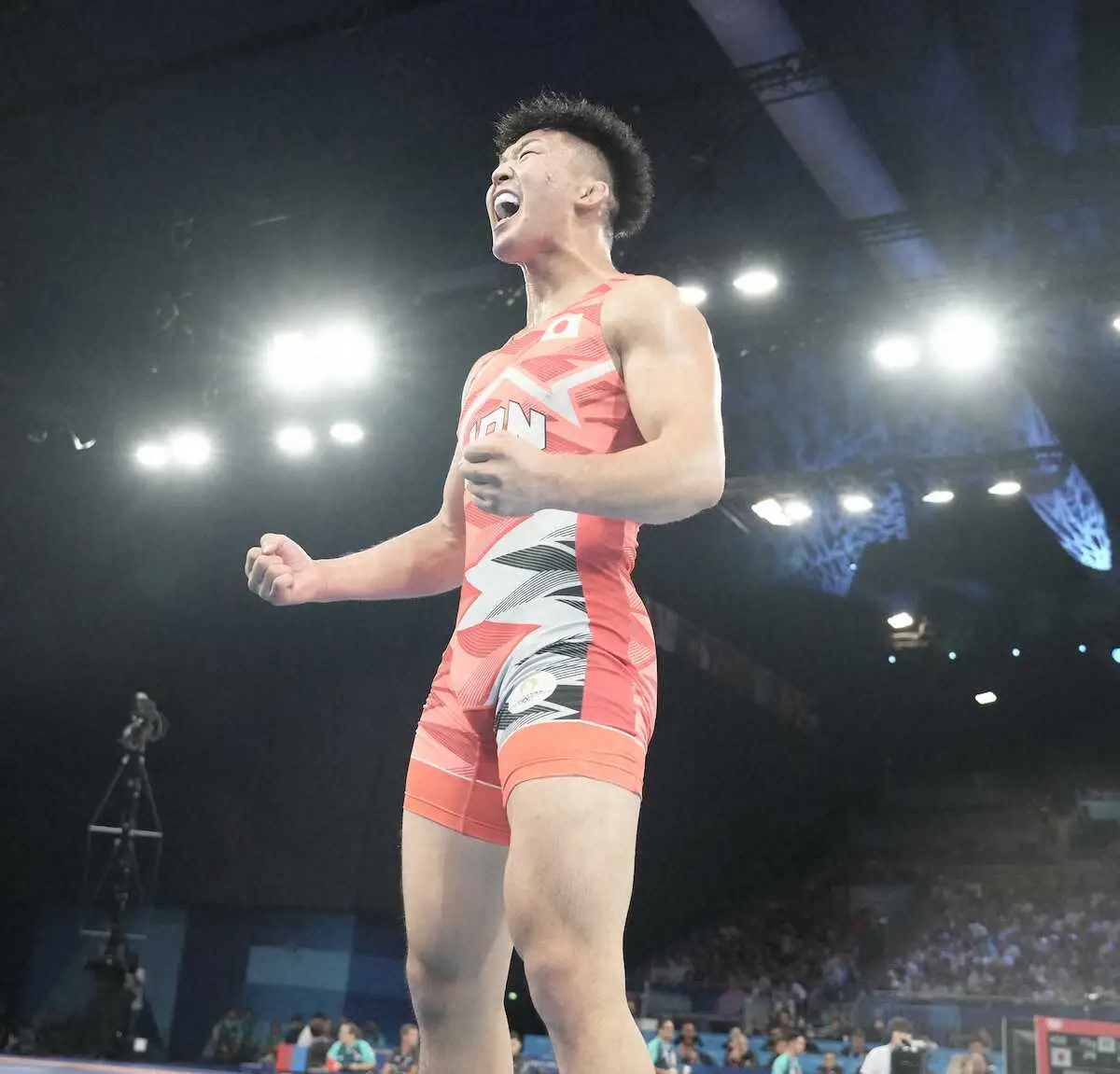 【画像・写真】＜パリ五輪・レスリング男子77キロ級準決勝＞決勝進出を決め吠える日下（撮影・岡田　丈靖）