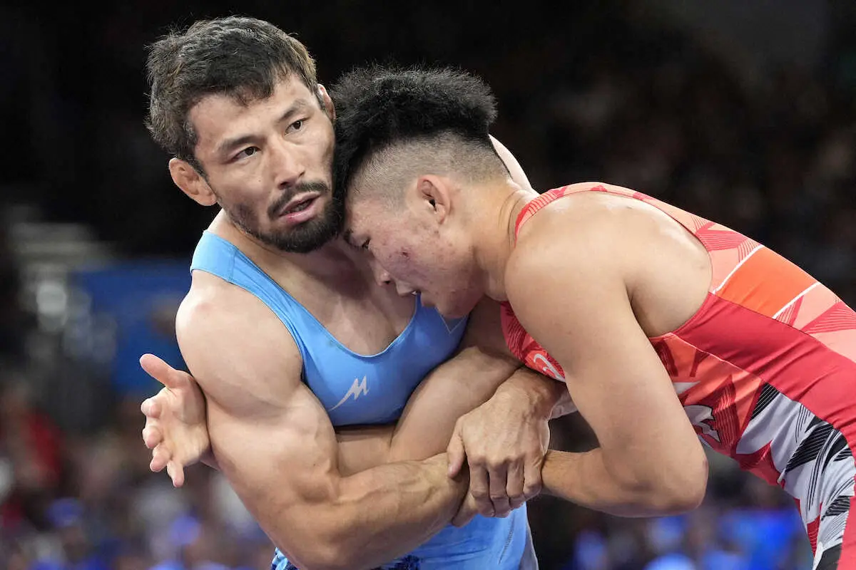 【画像・写真】男子グレコローマンスタイル77キロ級で金メダルを獲得した日下（右）（AP）