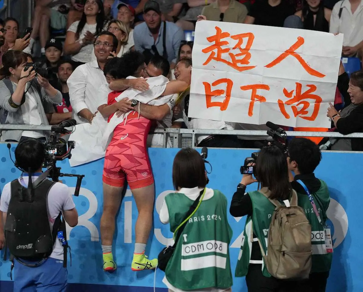 【画像・写真】＜パリ五輪・レスリング男子グレコローマン77キロ級決勝＞金メダルを獲得し、高校時代まで10年以上も指導を受けた竹下敬さんと抱き合う日下（撮影・岡田　丈靖）