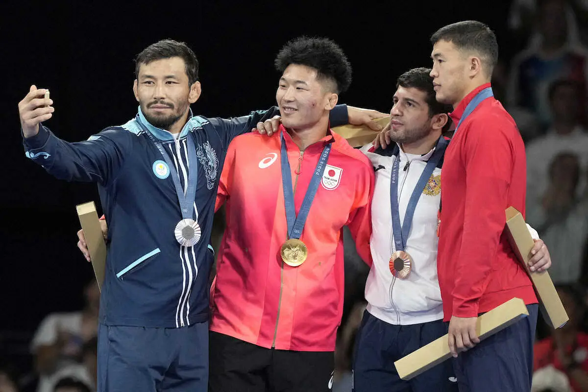 【画像・写真】グレコローマン77キロ級、セルフィ―に納まる金メダルを獲得した日下（左から2人目）（AP）