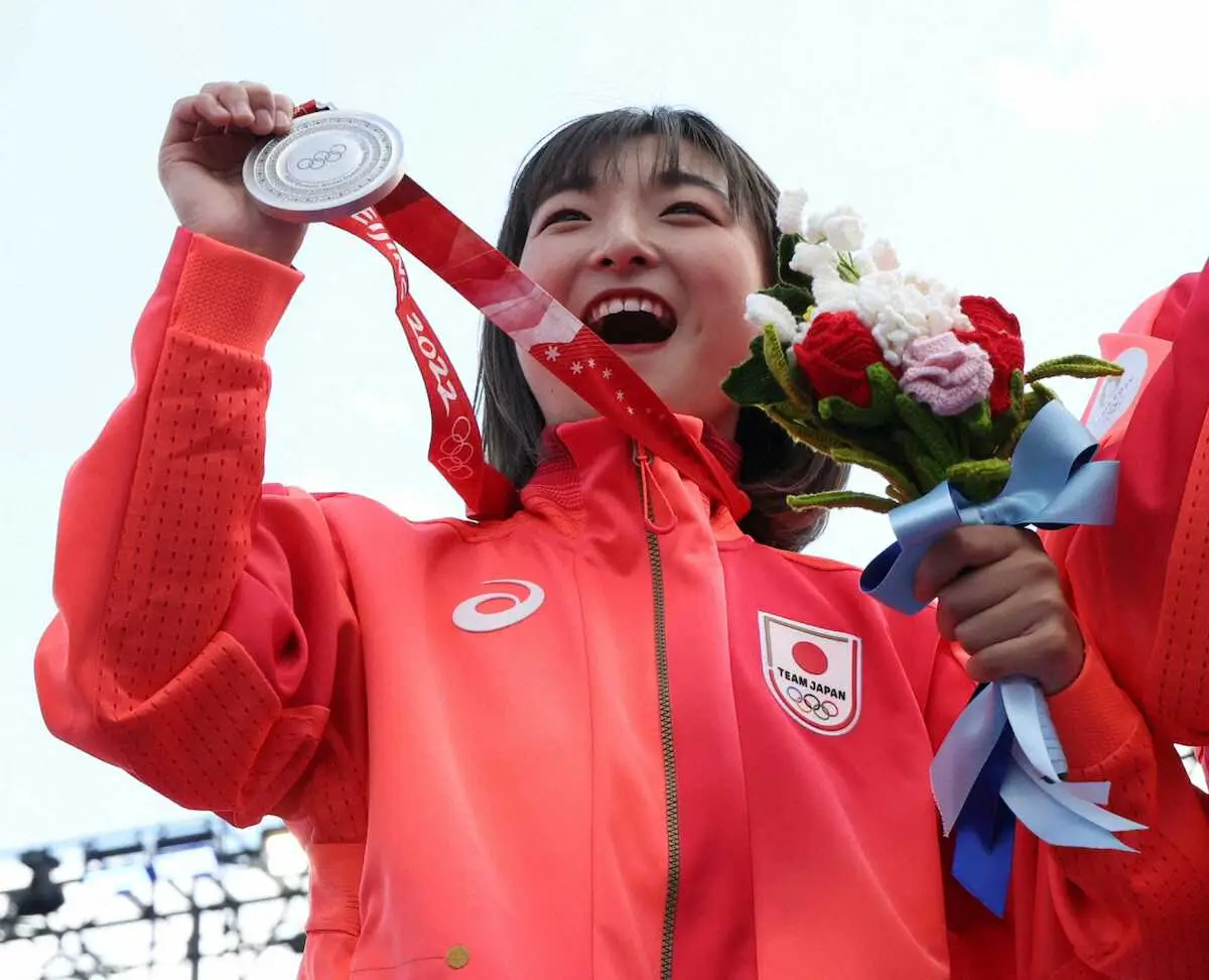 【画像・写真】北京五輪でのメダル授与式をパリで行い、銀メダルを掲げる坂本花織（撮影・平嶋　理子）