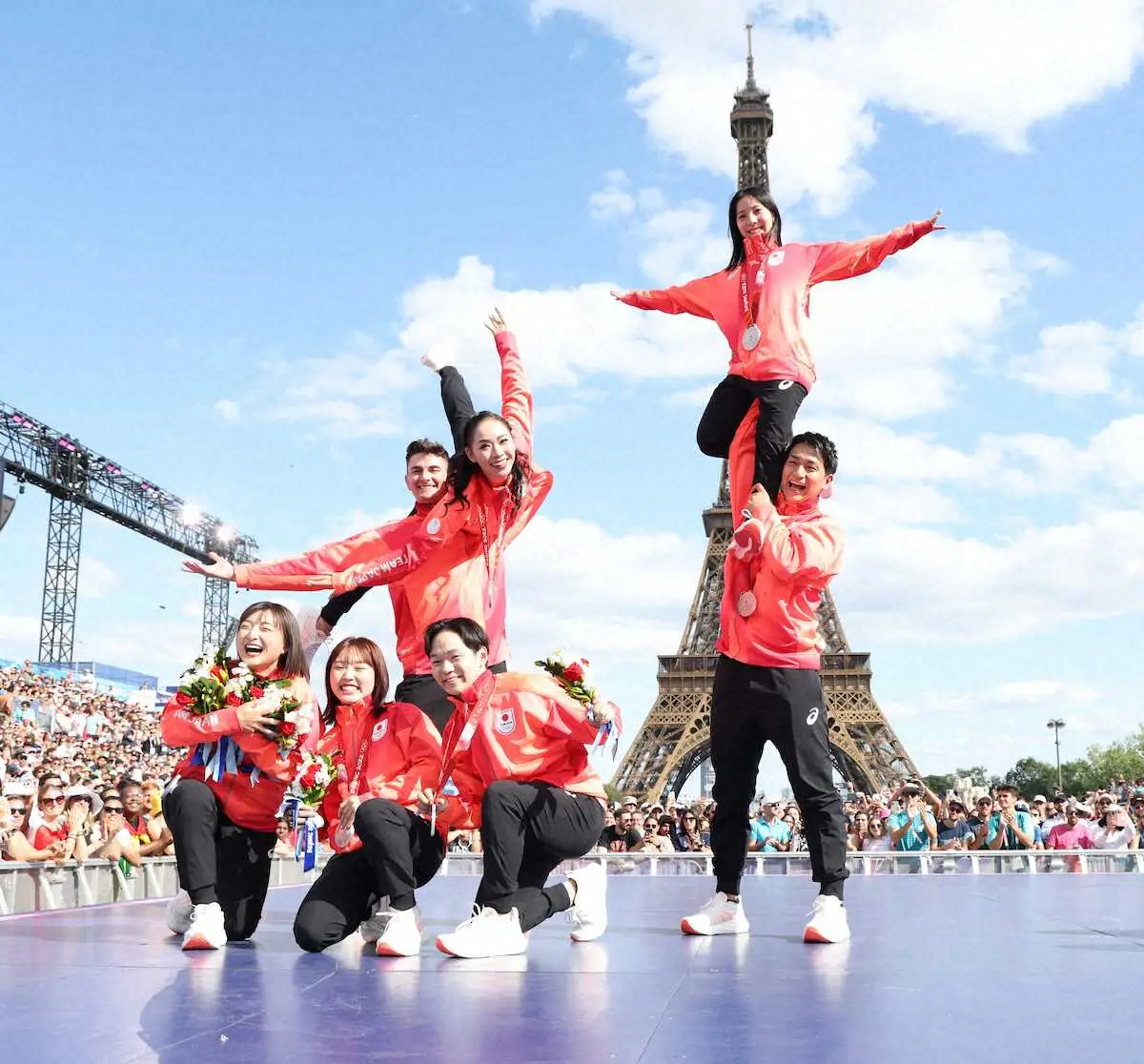【画像・写真】北京五輪メダル授与式に出席して笑顔を見せる（左から）坂本花織、樋口新葉、小松原尊、小松原美里、鍵山優真、木原龍一、三浦璃来（撮影・平嶋　理子）