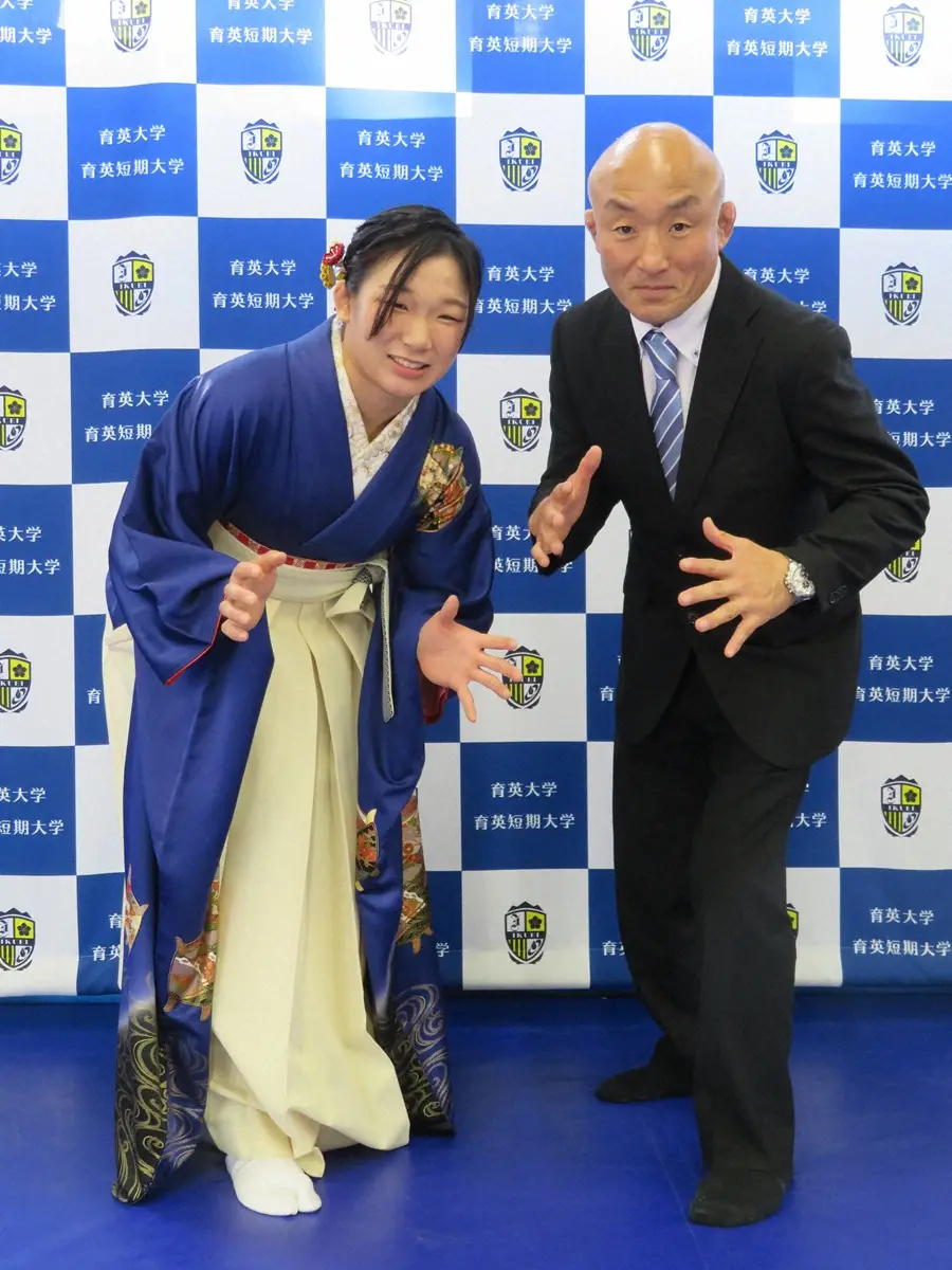 【画像・写真】3月の育英大卒業式後、親子でレスリングの構えのポーズを取る元木咲良（左）と父・康年さん