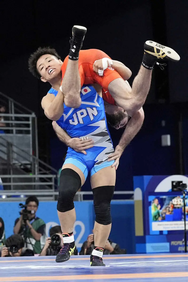 【画像・写真】相手を抱え上げる高谷（AP）