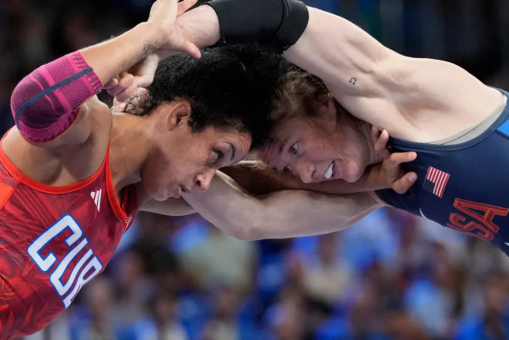 【画像・写真】グレコ77キロ級金・日下を軽々と担ぐ女性出現！　ネット仰天「誰？」「スゴ！」「担がれてる」