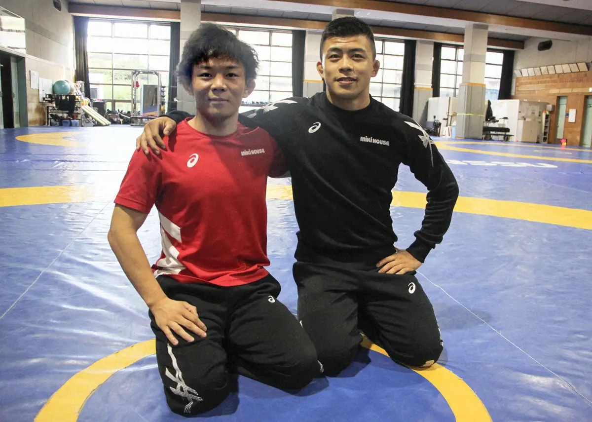 【画像・写真】肩を組むパリ五輪レスリング男子代表の樋口黎（左）と文田健一郎（共同）