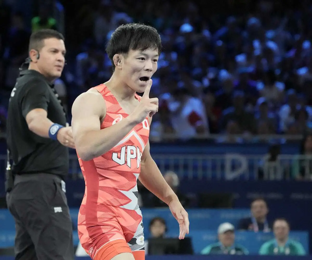 【画像・写真】＜パリ五輪・レスリング男子57キロ級準決勝＞決勝進出を決めポーズする樋口（撮影・岡田　丈靖）