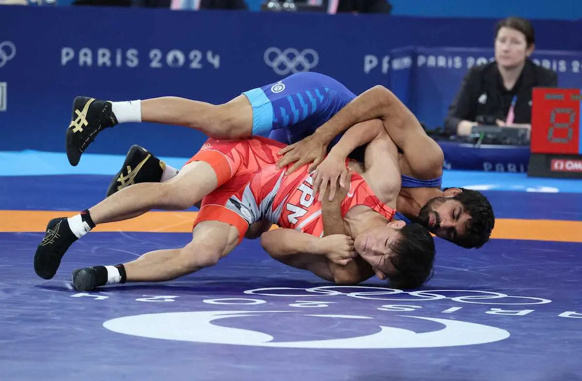 【画像・写真】＜パリ五輪　レスリング＞男子57キロ級、準決勝を勝ち抜く樋口黎（撮影・平嶋　理子）