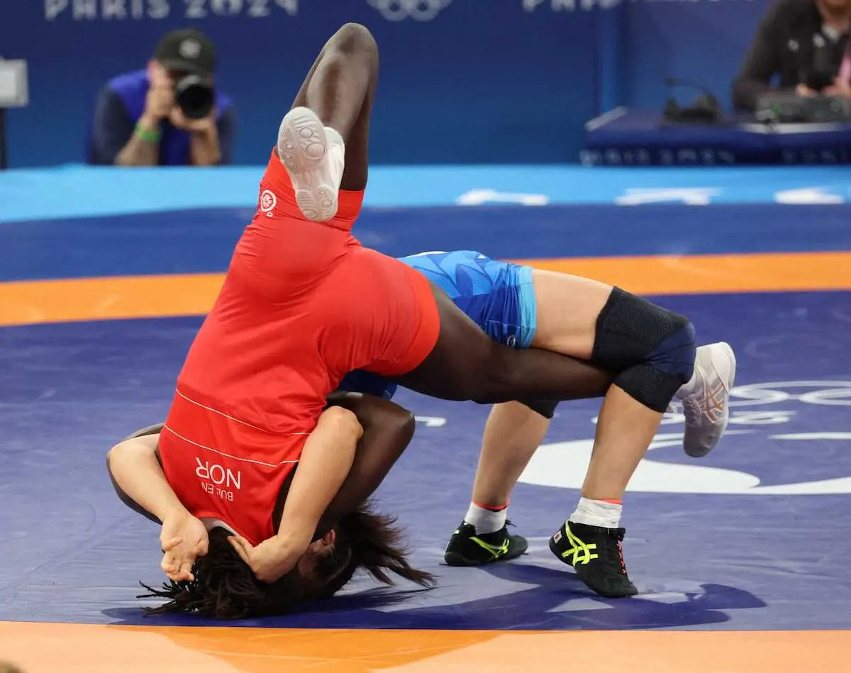 【画像・写真】＜パリ五輪　レスリング＞女子62キロ級準決勝、大逆転勝利を呼んだ元木咲良の大技（撮影・平嶋　理子）
