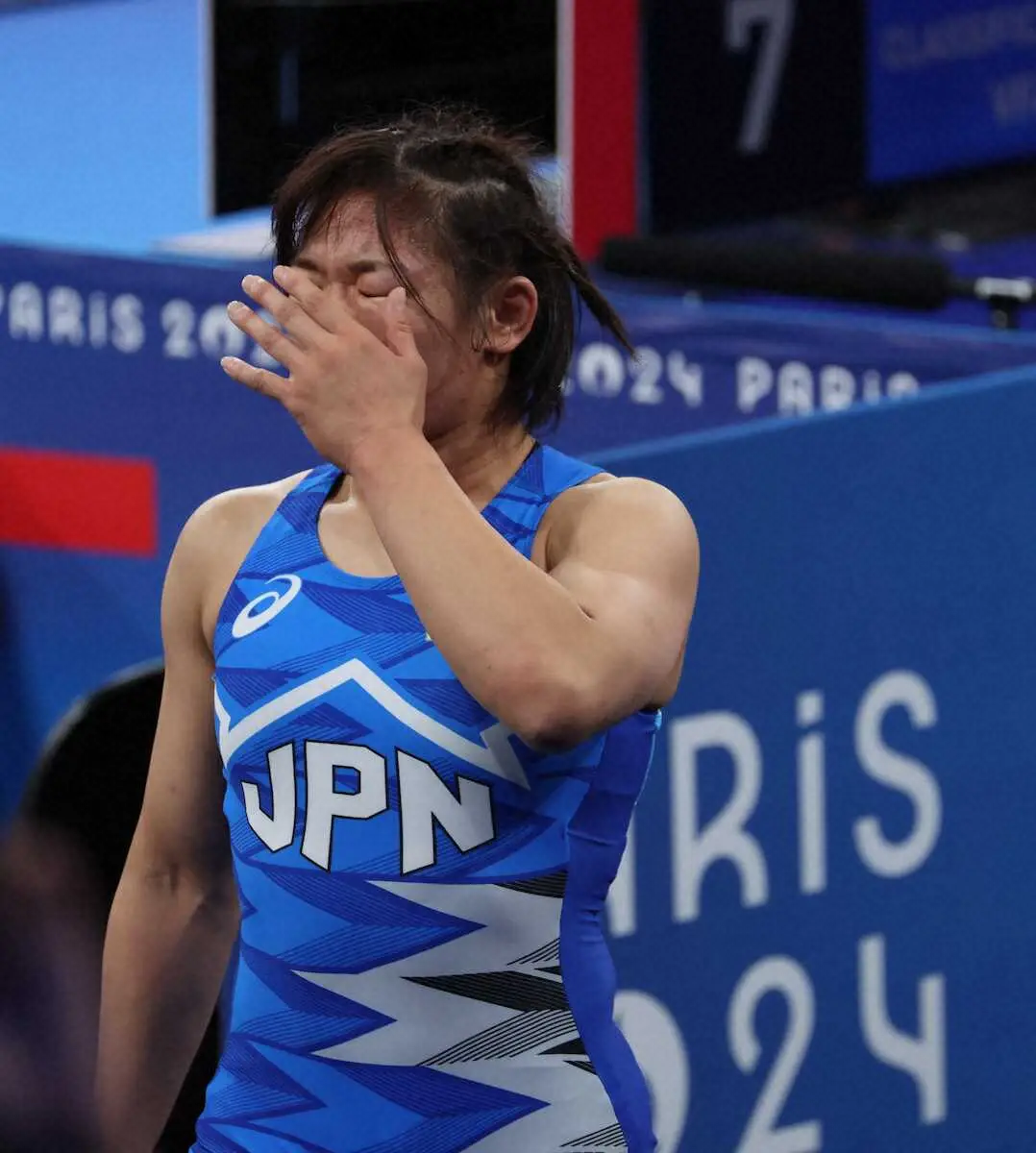 【画像・写真】＜パリ五輪　レスリング＞女子62キロ級準決勝、大逆転勝利をおさめ、涙を浮かべる元木咲良（撮影・平嶋　理子）