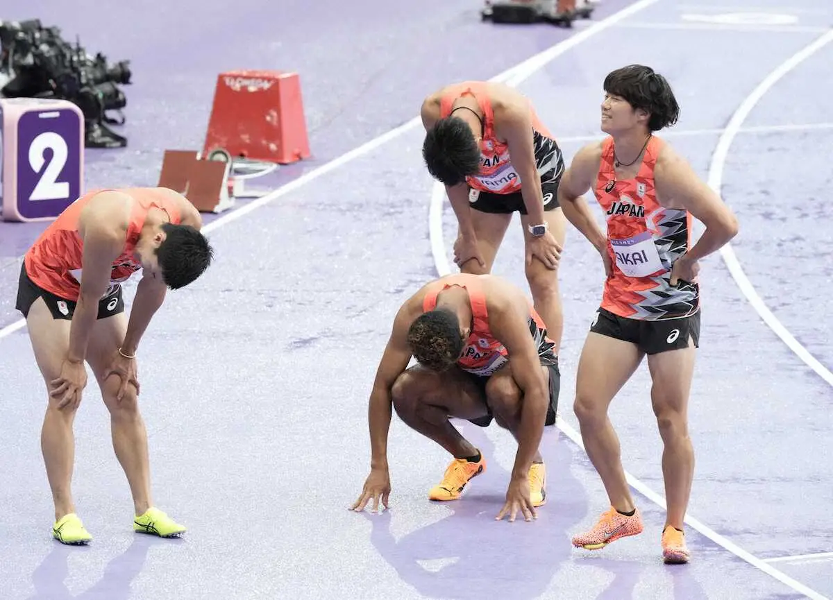 【画像・写真】＜パリ五輪・陸上男子4X100メートルリレー決勝＞5位に終わり肩を落とす（左から）桐生、サニブラウン、上山、坂井（撮影・岡田　丈靖）