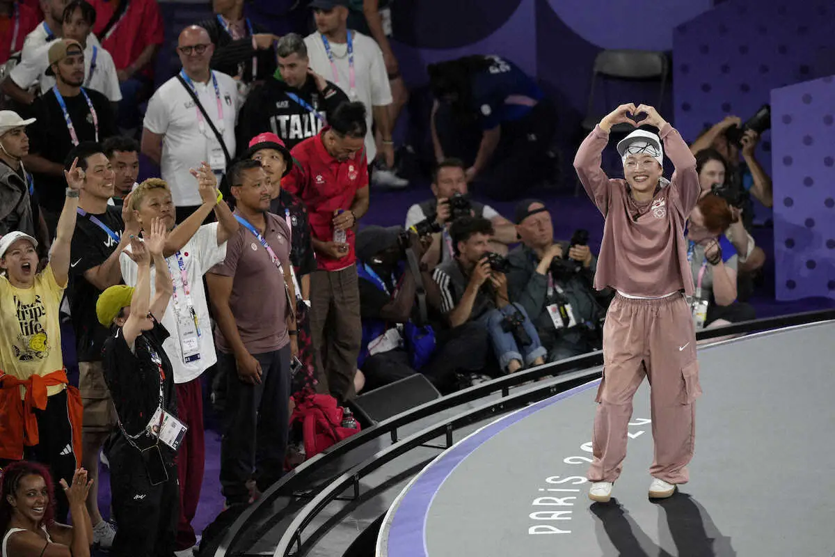 【画像・写真】金メダル獲得してハートポーズを見せるAMI（AP）