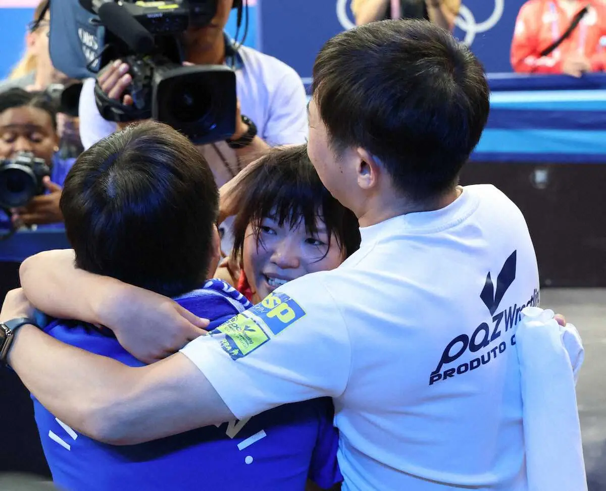 【画像・写真】＜パリ五輪　レスリング＞女子57キロ級決勝、金メダルを獲得し、父・優史さん（左）と育英大・柳川監督（右）と抱き合う桜井つぐみ（撮影・平嶋　理子）
