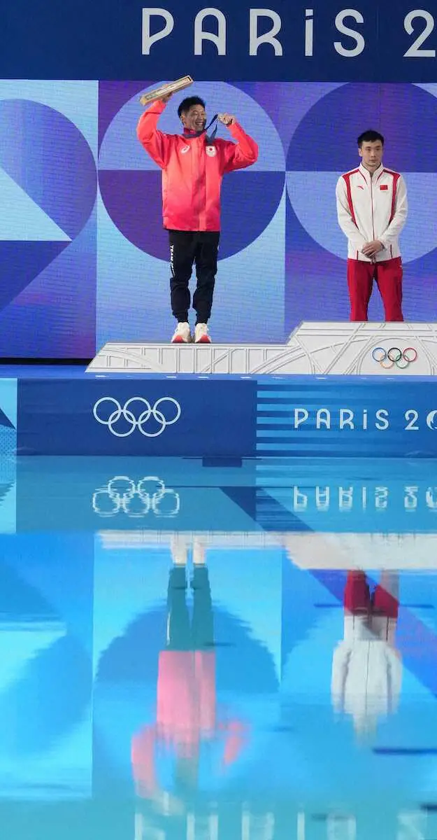 【画像・写真】＜パリ五輪・男子10メートル高飛び込み＞銀メダルを手に笑顔の玉井（撮影・岡田　丈靖）