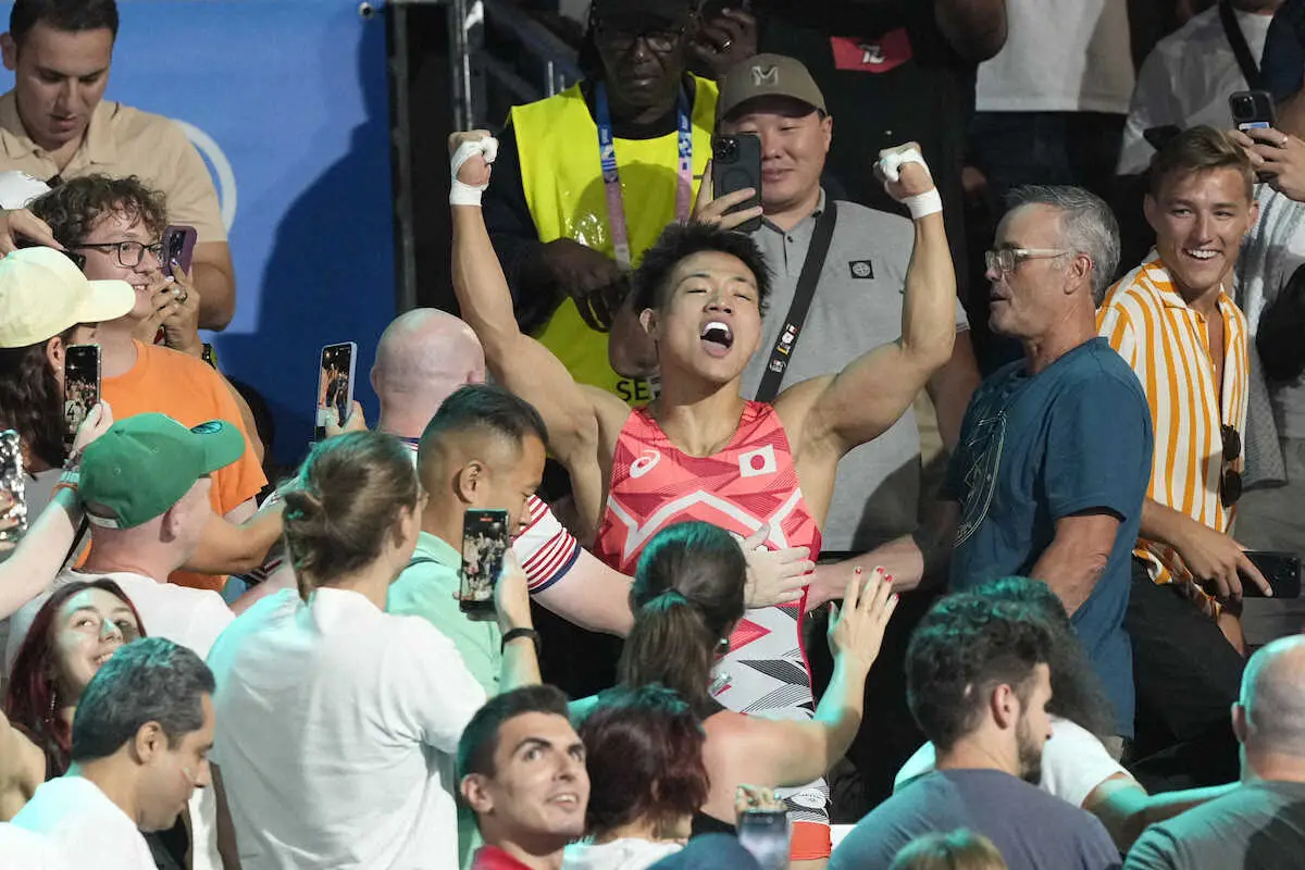 【画像・写真】銀メダルを獲得し、スタンドに駆け上がりガッツポーズをする高谷（AP）