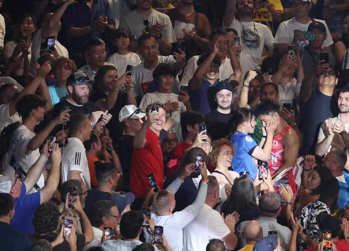 【画像・写真】＜パリ五輪　レスリング＞男子74キロ級、決勝で敗れた高谷大地（右）と称える妻・芙早乃さん（撮影・平嶋　理子）