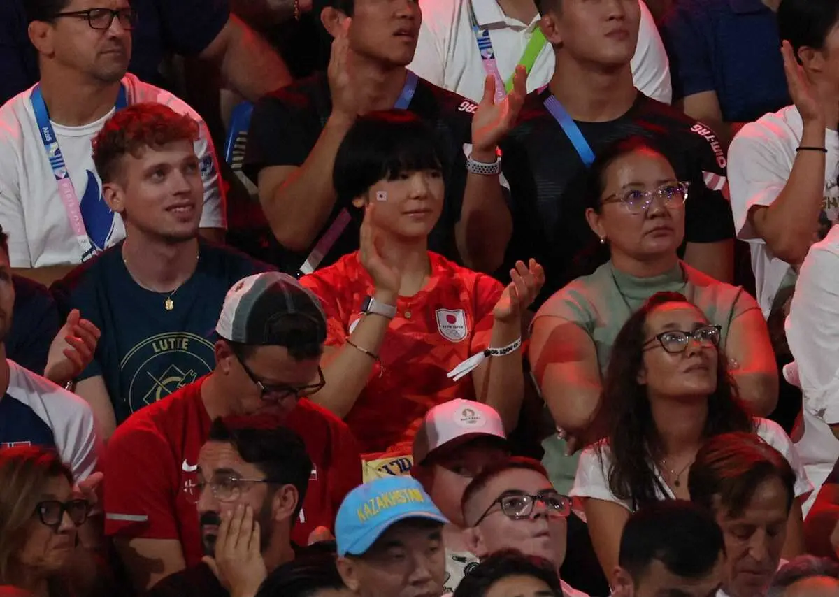 【画像・写真】＜パリ五輪　レスリング＞観客席からエールを送る藤波朱理（中央）（撮影・平嶋　理子）