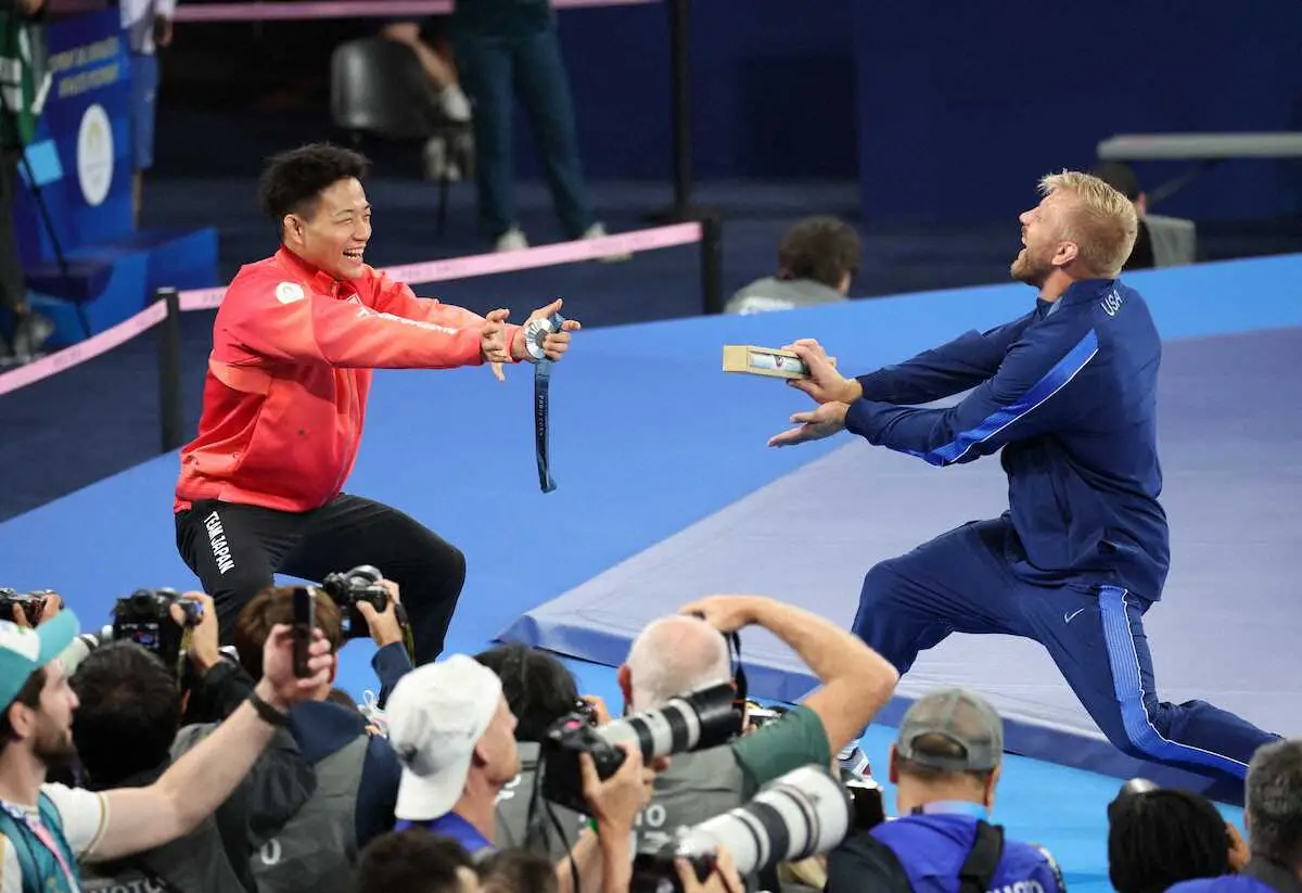 【画像・写真】男子74キロ級、高谷大地（左）は銀メダルを手に米国選手とカメハメ波？（撮影・平嶋　理子）