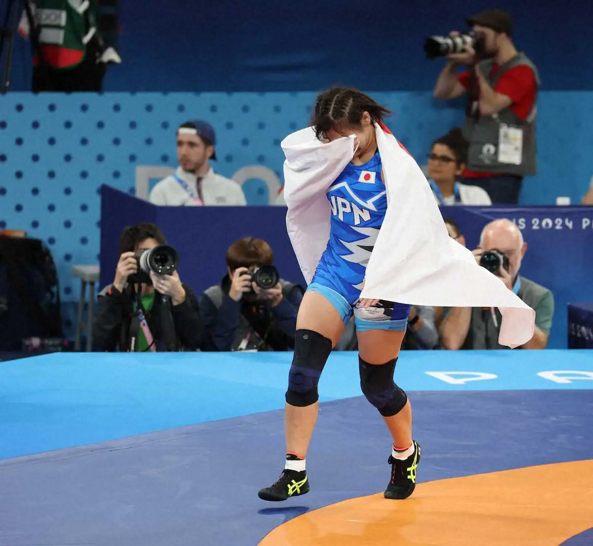 【画像・写真】＜パリ五輪　レスリング＞女子62キロ級決勝、金メダルを獲得する元木咲良（撮影・平嶋　理子）