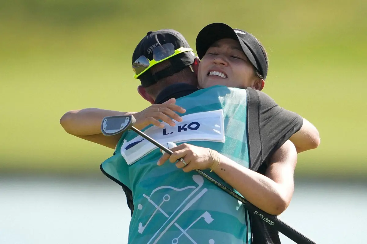 【画像・写真】金メダル獲得を決め、涙を流しキャディーと歓喜のハグを交わすリディア・コ（AP）