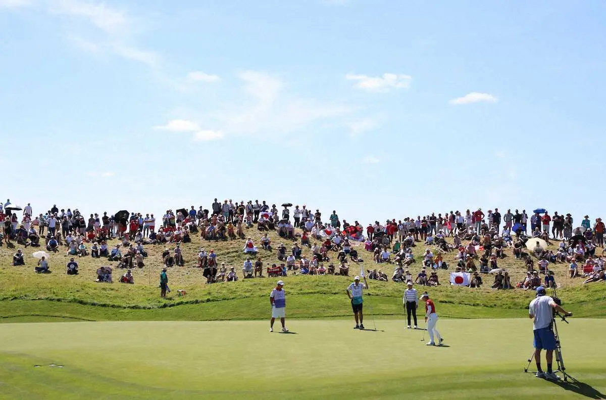 【画像・写真】＜パリ五輪　女子ゴルフ最終日＞多くのファンの声援を受ける山下美夢有（撮影・平嶋　理子）