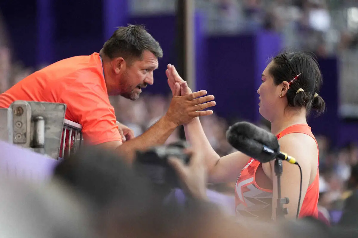 【画像・写真】金メダルを獲得した北口とセケラク・コーチ（AP）