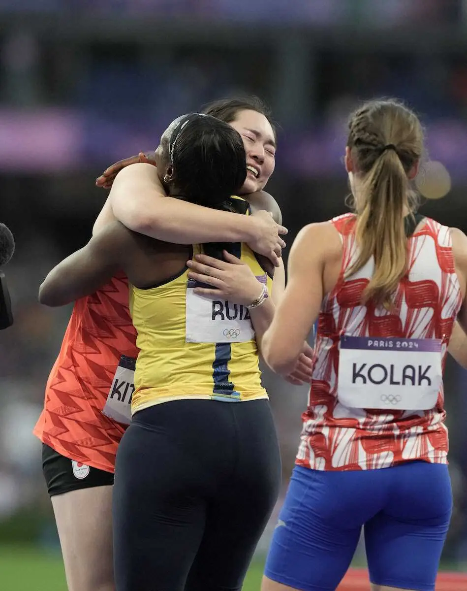【画像・写真】＜パリ五輪・女子やり投げ決勝＞金メダルの北口は他国の選手と抱き合う（撮影・岡田　丈靖）