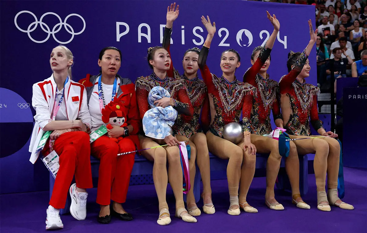 【画像・写真】新体操女子団体総合で初の金メダルを獲得した中国のメンバーとスン・コーチブリズニュク・コーチ（ロイター）