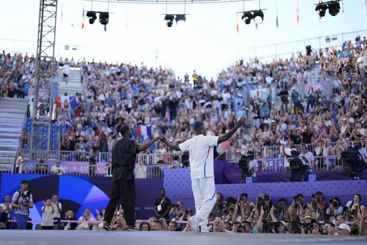 【画像・写真】準々決勝を戦って健闘を称え合う（AP）