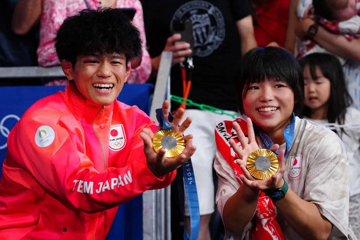 【画像・写真】＜パリ五輪　レスリング男子フリースタイル65キロ級決勝＞金メダルを手にかめはめ波のポーズを決める清岡（左）と桜井（撮影・小海途　良幹）