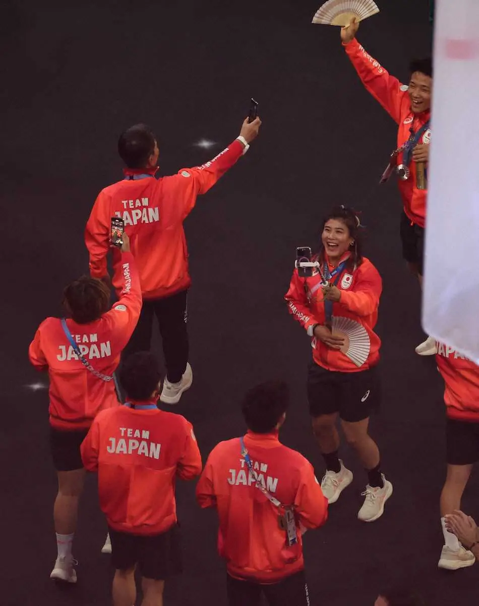 【画像・写真】＜パリ五輪　閉会式＞スマートフォンを片手に笑顔の尾崎野乃香（右）