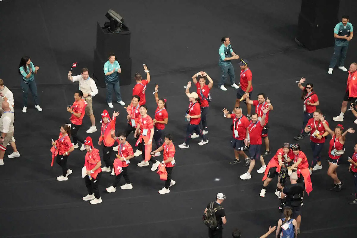 【画像・写真】レスリングの藤波と鏡は記念撮影！閉会式で行進する日本選手団（AP）
