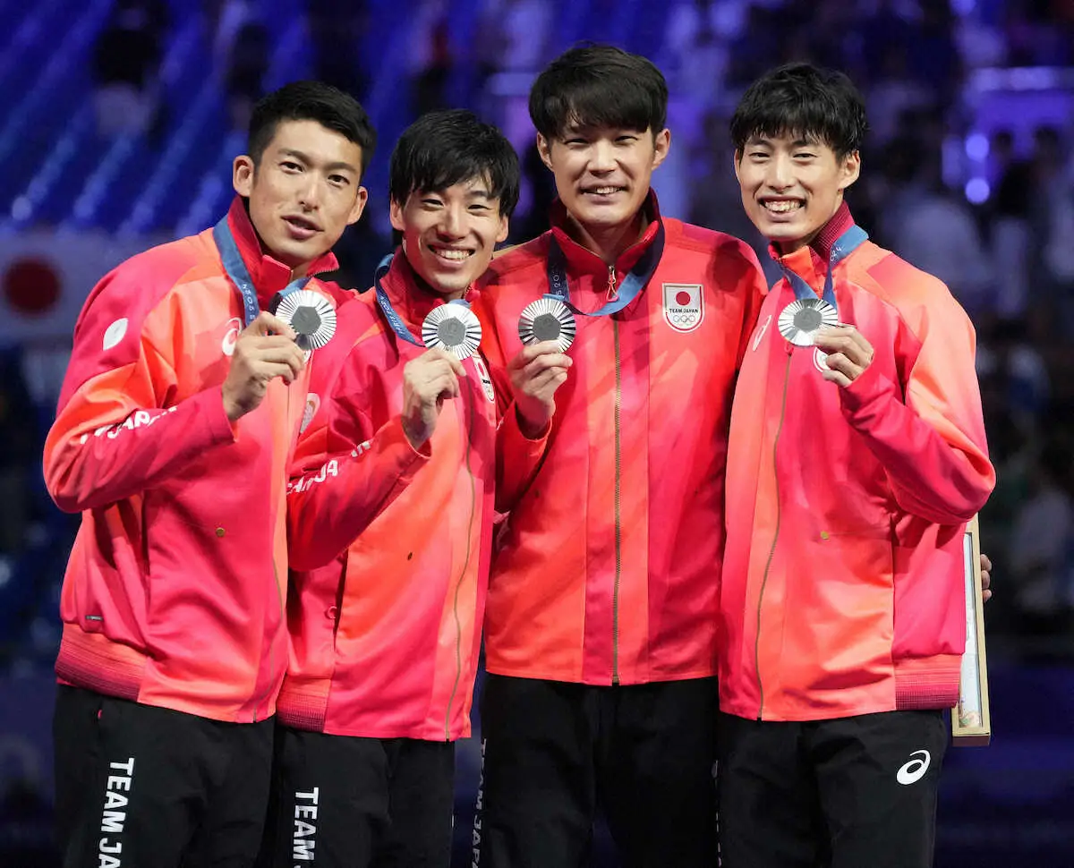 【画像・写真】＜フェンシング男子団体決勝＞銀メダルを手に記念撮影する（左から）見延、加納、山田、古俣、加納（撮影・岡田　丈靖）