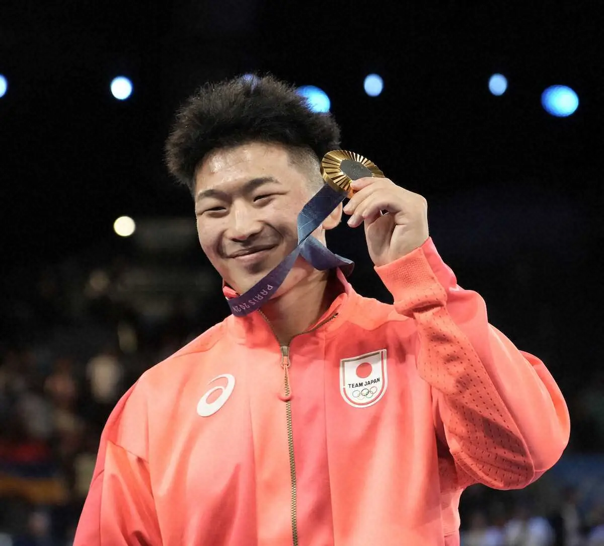 【画像・写真】男子グレコローマン77キロ級で金メダルを手にし、笑顔の日下（撮影・岡田　丈靖）