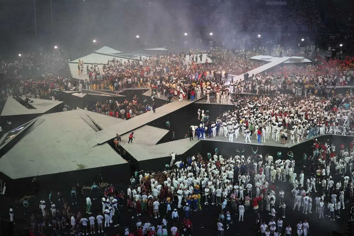 【画像・写真】パリ五輪閉会式　選手たちにまさかの注意アナウンス…フェニックス演奏ステージが「カオス」に　ネット苦笑