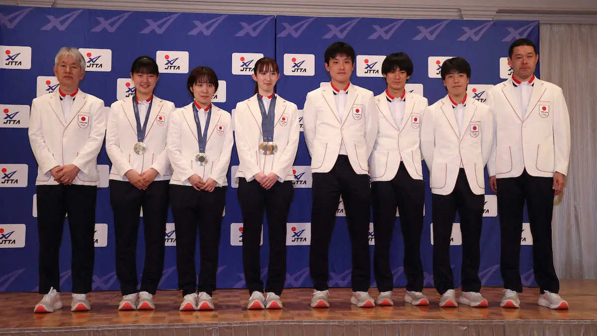 【画像・写真】＜卓球　パリ五輪日本代表　帰国会見＞写真に納まる（左から）渡辺女子代表監督、張本美、平野、早田、張本智、戸上、篠塚、田勢男子代表監督（撮影・西海健太郎）