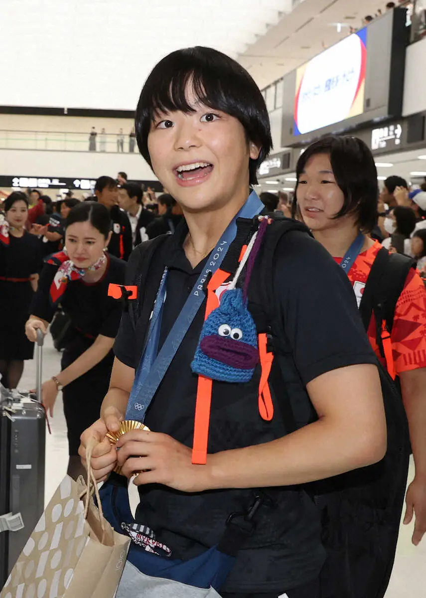 【画像・写真】メダリスト11人！最強レスリング選手団が笑顔で凱旋　空港で出迎えた600人のファン大歓声