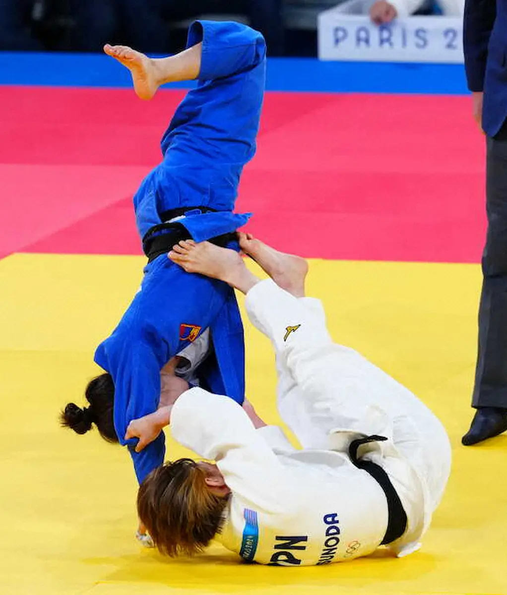 【画像・写真】＜パリ五輪　柔道女子48キロ級決勝＞巴投げで技ありを奪う角田夏実（撮影・小海途　良幹）