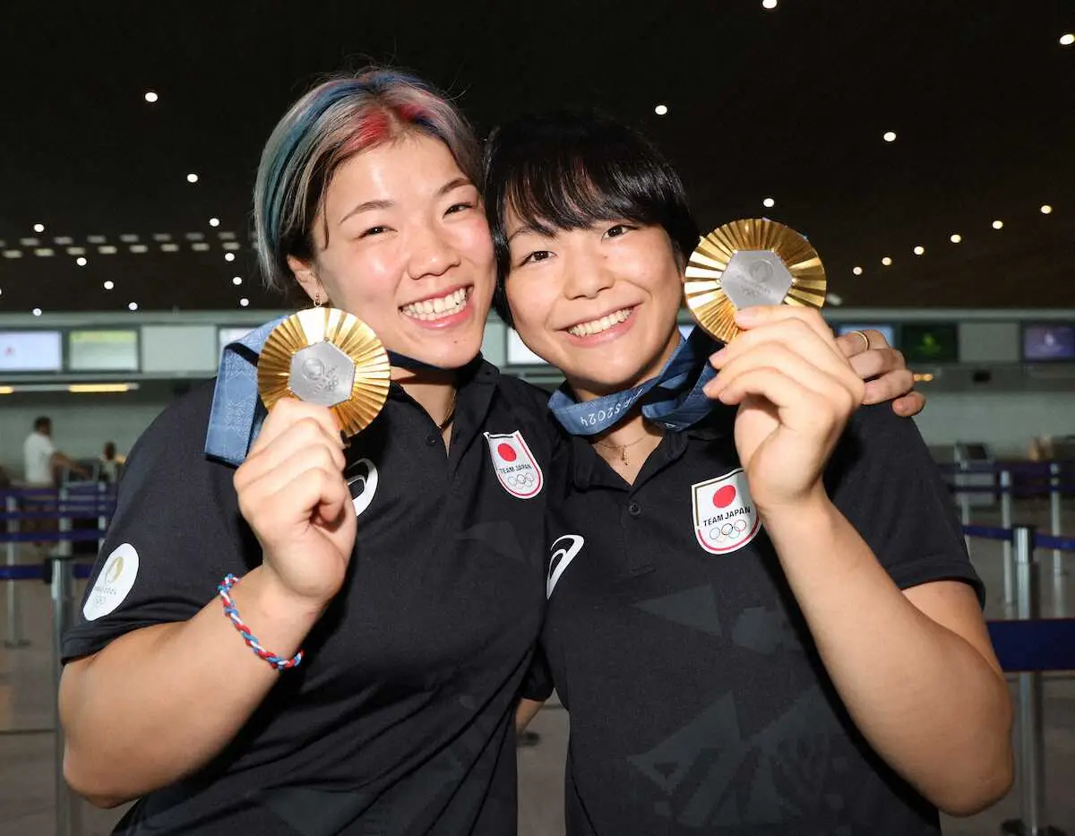 【画像・写真】金メダルを手に笑顔を見せる鏡優翔（左）と藤波朱理（撮影・平嶋　理子）