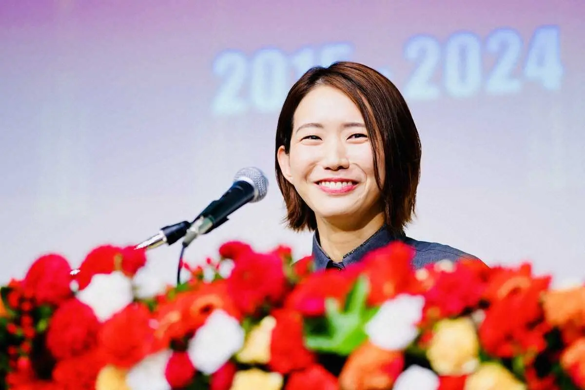 【画像・写真】古賀紗理那　夫・西田が引退会見“記者側”で見守る　今後の“夢”は「夫のお世話を…」にお互い照れ笑い