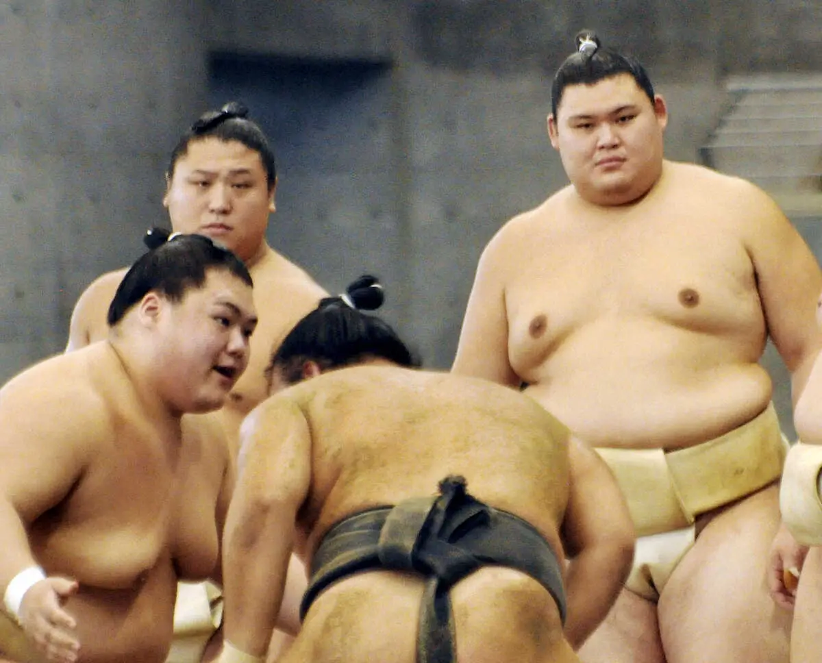 【画像・写真】朝稽古の様子を見守る大の里（奥右）