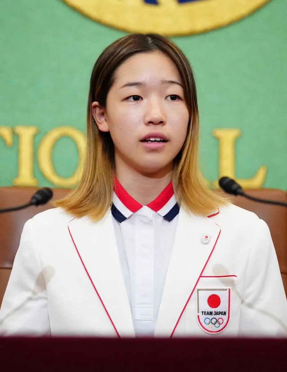 【画像・写真】日本記者クラブで会見を行うパリ五輪スケートボード女子ストリートで金メダルを獲得した吉沢（撮影・木村　揚輔）