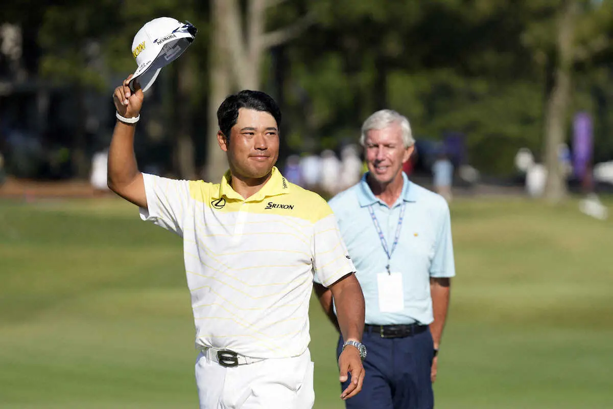 【画像・写真】帽子を掲げて歓声に応える松山英樹（AP）