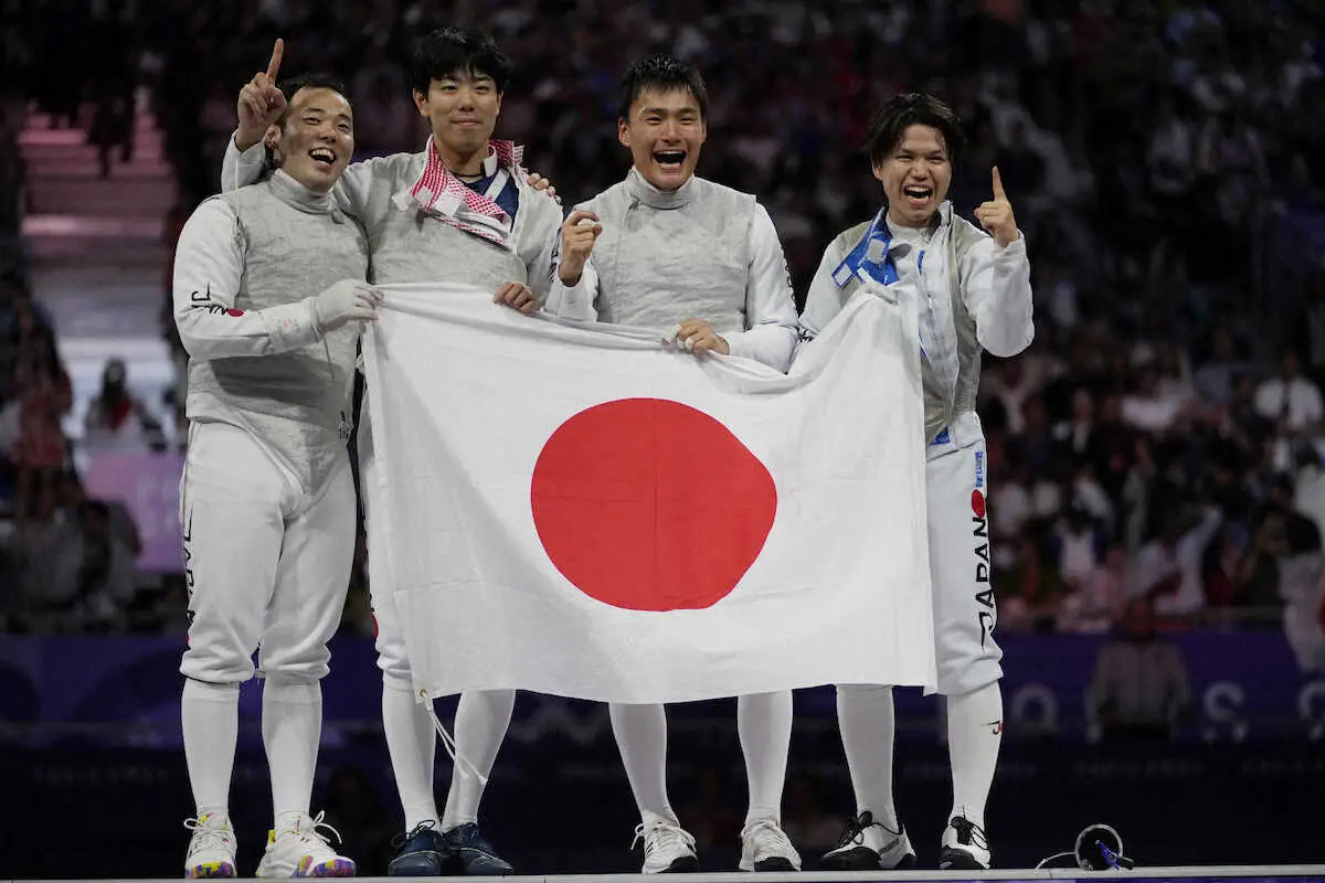 【画像・写真】パリ五輪のフェンシング男子フルーレ団体で金メダルを獲得した（左から）永野雄大、敷根崇裕、松山恭助、飯村一輝（AP）